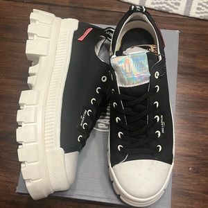 Womens 8.5

Palladium 

Revolt lo tx

New with manufacturer flaw